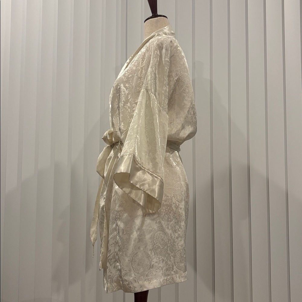 Vintage victorias secret white satin robe size S/M gold label - Picture 3 of 8